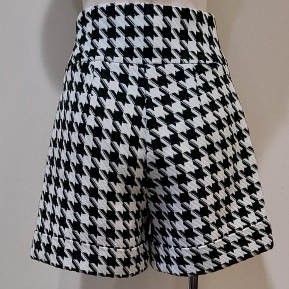 💥CHIC & SEXY💥Tweed, Leather & Buttons Shorts in Black/White Houndstooth